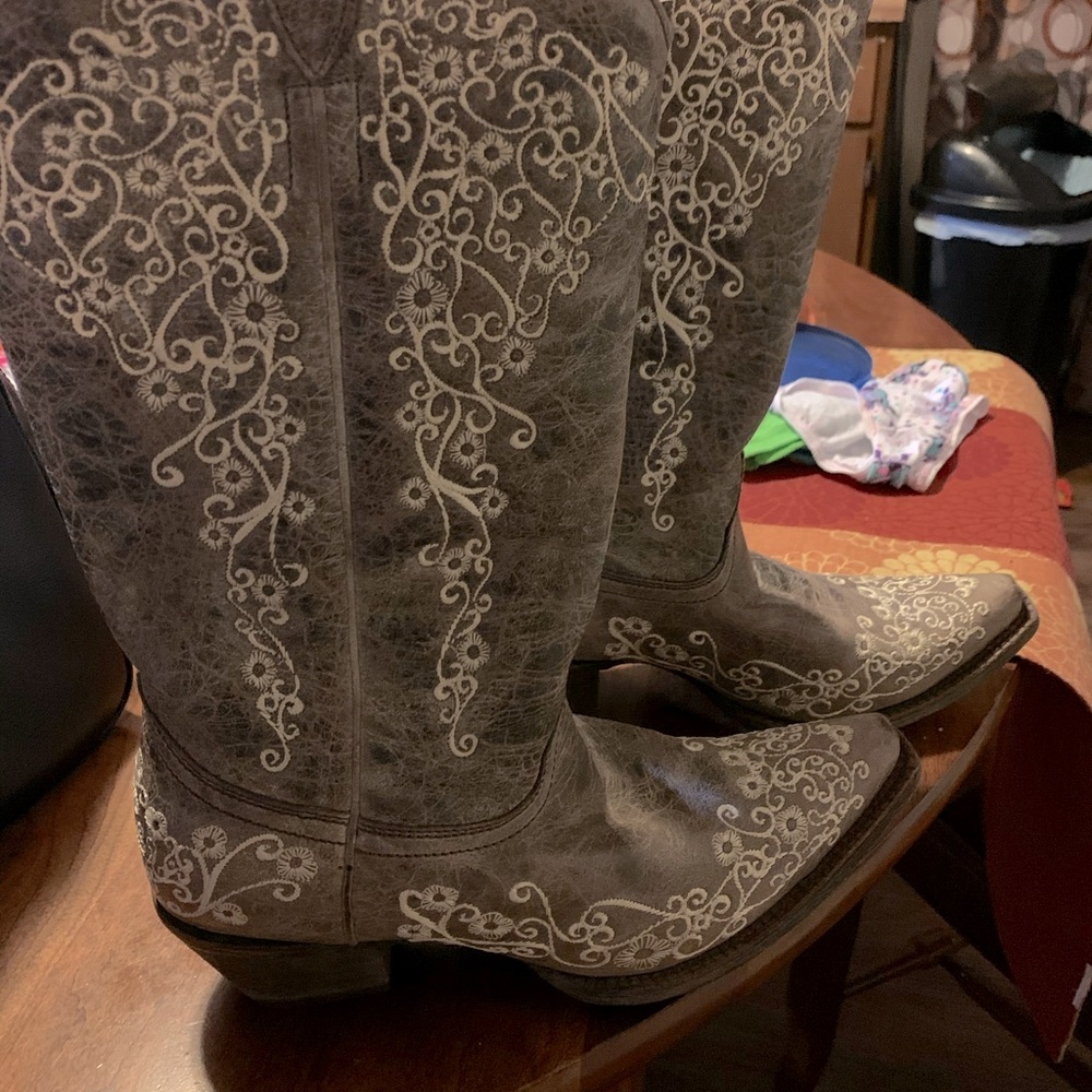 Lady western wedding boot worn little. Great condi
